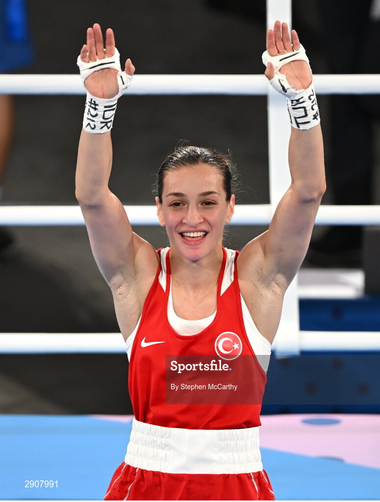 6 August 2024; Buse Naz Cakiroglu of Team Turkiye celebrates defeating Aira Villegas of Team Philippines in their women's 50kg semi-final bout at Court Philippe-Chatrier in Roland Garros Stadium during the 2024 Paris Summer Olympic Games in Paris, France. Photo by Stephen McCarthy/Sportsfile