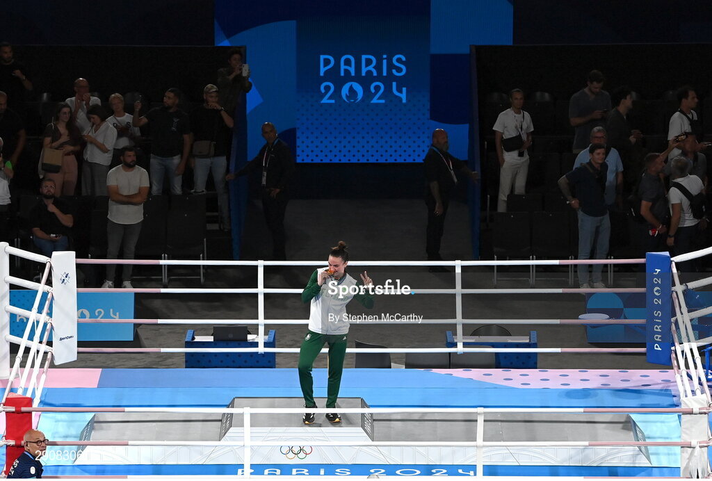 6 August 2024; Women's 60kg gold medallist Kellie Harrington of Team Ireland celebrates with her medal during the medal presentation at Court Philippe-Chatrier in Roland Garros Stadium during the 2024 Paris Summer Olympic Games in Paris, France. Photo by Stephen McCarthy/Sportsfile