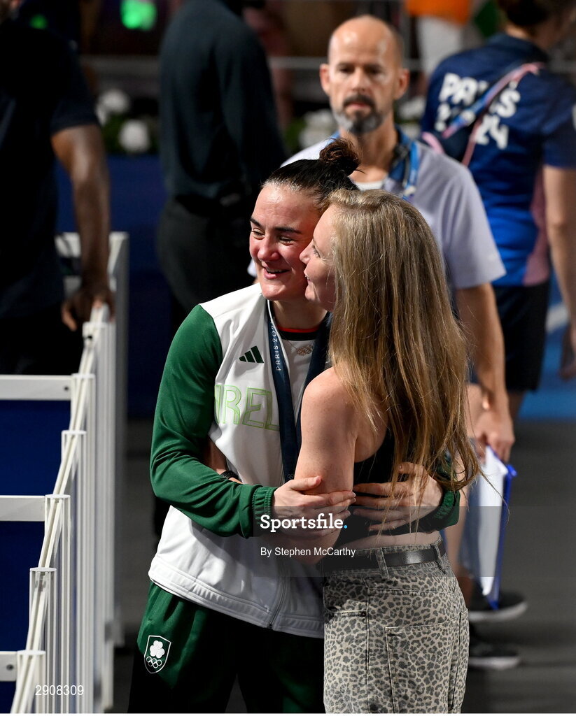 6 August 2024; Kellie Harrington of Team Ireland celebrates with the her wife Mandy after defeating Wenlu Yang of Team People's Republic of China in their women's 60kg final boutat Court Philippe-Chatrier in Roland Garros Stadium during the 2024 Paris Summer Olympic Games in Paris, France. Photo by Stephen McCarthy/Sportsfile