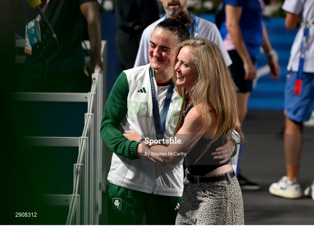6 August 2024; Kellie Harrington of Team Ireland celebrates with the her wife Mandy after defeating Wenlu Yang of Team People's Republic of China in their women's 60kg final boutat Court Philippe-Chatrier in Roland Garros Stadium during the 2024 Paris Summer Olympic Games in Paris, France. Photo by Stephen McCarthy/Sportsfile