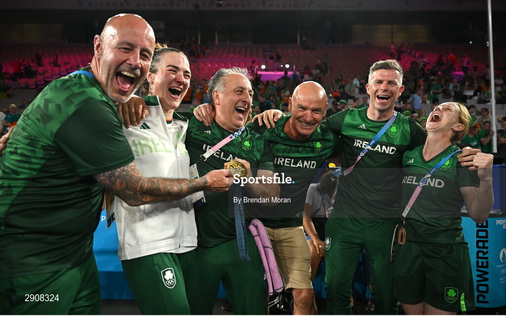 6 August 2024; Gold medalist Kellie Harrington of Team Ireland celebrates with her team, from left, Damian Kennedy, Zaur Antia, Noel Burke, James Doyle, and Lynne McEnery; at Court Philippe-Chatrier in Roland Garros Stadium during the 2024 Paris Summer Olympic Games in Paris, France. Photo by Brendan Moran/Sportsfile