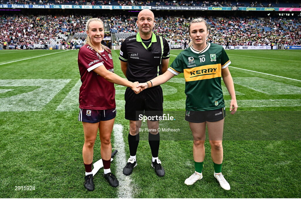 4 August 2024; Referee Jonathan Murphy with team captains Ailbhe Davoren of Galway and Niamh Carmody of Kerry before the TG4 All-Ireland Ladies Football Senior Championship final match between Galway and Kerry at Croke Park in Dublin. Photo by Piaras Ó Mídheach/Sportsfile