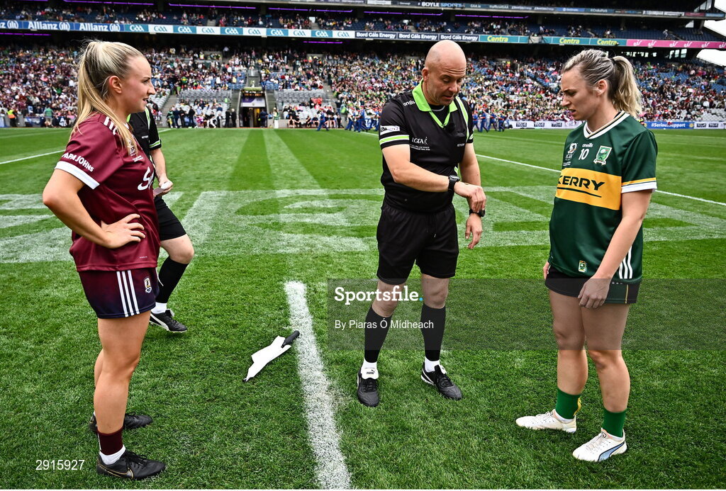 4 August 2024; Referee Jonathan Murphy with team captains Ailbhe Davoren of Galway and Niamh Carmody of Kerry before the TG4 All-Ireland Ladies Football Senior Championship final match between Galway and Kerry at Croke Park in Dublin. Photo by Piaras Ó Mídheach/Sportsfile
