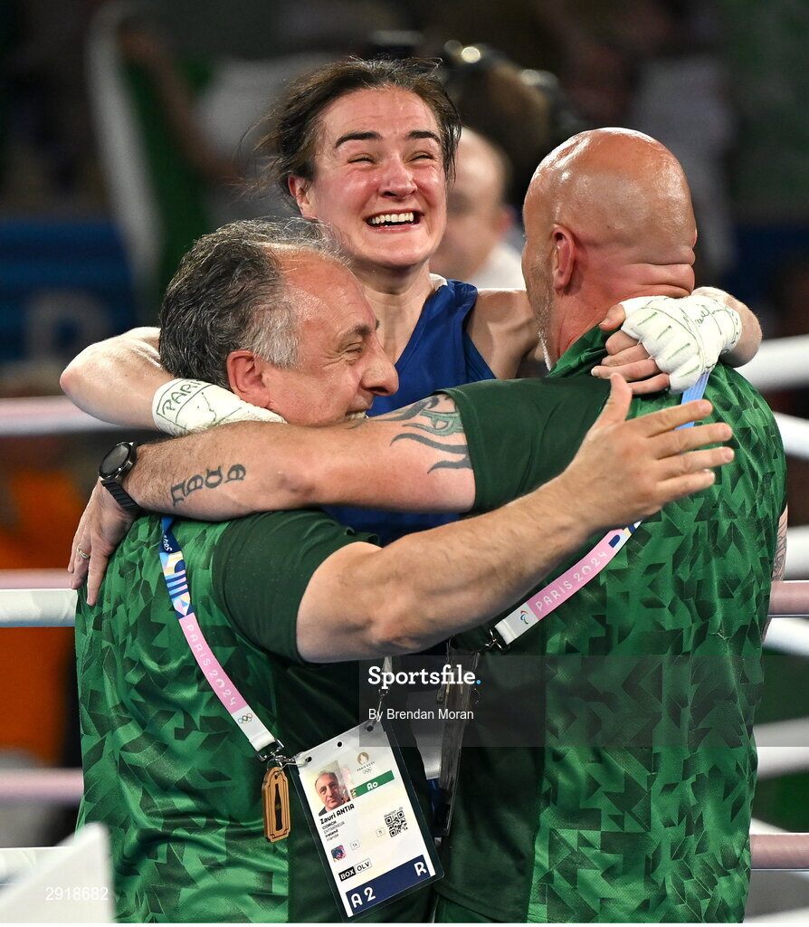 6 August 2024; Kellie Harrington of Team Ireland celebrates with coaches Zaur Antia, left, and Damian Kennedy after defeating Wenlu Yang of Team People's Republic of China in their women's 60kg final bout at Court Philippe-Chatrier in Roland Garros Stadium during the 2024 Paris Summer Olympic Games in Paris, France. Photo by Brendan Moran/Sportsfile