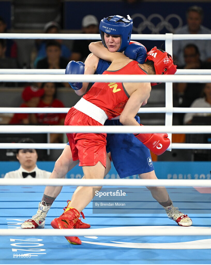 6 August 2024; Kellie Harrington of Team Ireland, right, and Wenlu Yang of Team People's Republic of China during their women's 60kg final bout at Court Philippe-Chatrier in Roland Garros Stadium during the 2024 Paris Summer Olympic Games in Paris, France. Photo by Brendan Moran/Sportsfile