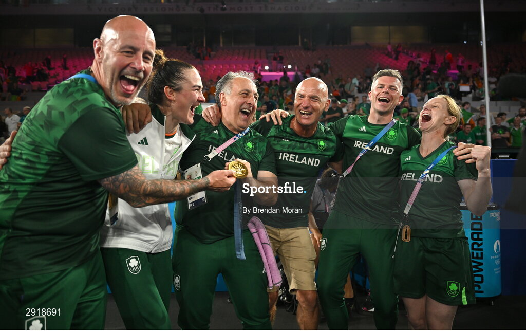 6 August 2024; Gold medalist Kellie Harrington of Team Ireland celebrates with her coaching team, from left, Damian Kennedy, Zaur Antia, Noel Burke, James Doyle, and Lynne McEnery at Court Philippe-Chatrier in Roland Garros Stadium during the 2024 Paris Summer Olympic Games in Paris, France. Photo by Brendan Moran/Sportsfile