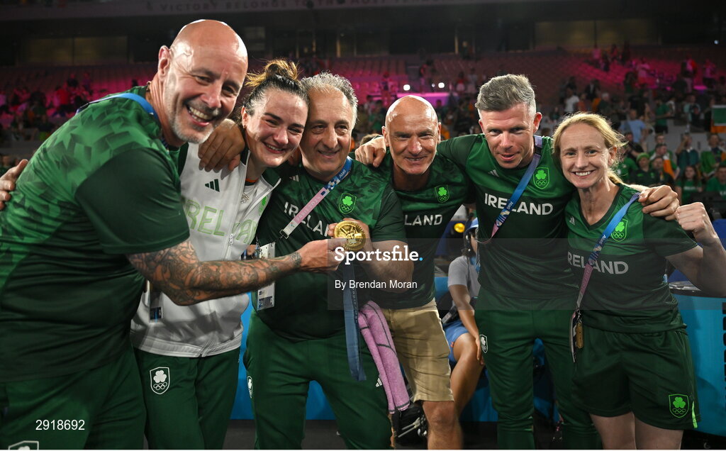 6 August 2024; Gold medalist Kellie Harrington of Team Ireland celebrates with her coaching team, from left, Damian Kennedy, Zaur Antia, Noel Burke, James Doyle, and Lynne McEnery at Court Philippe-Chatrier in Roland Garros Stadium during the 2024 Paris Summer Olympic Games in Paris, France. Photo by Brendan Moran/Sportsfile