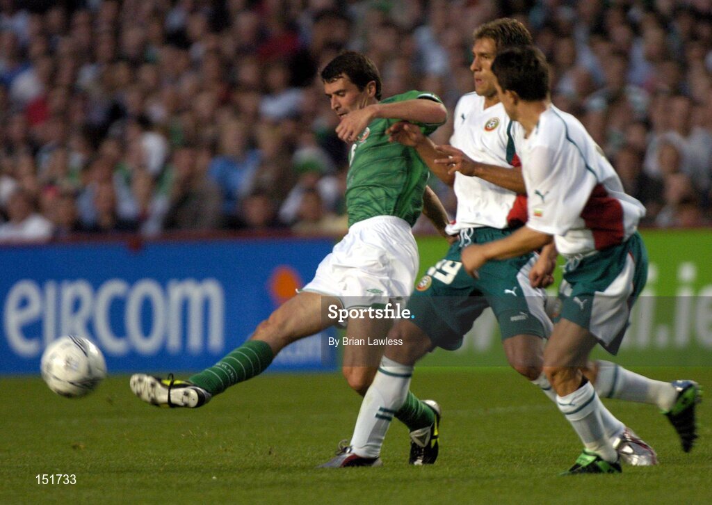 18 August 2004; Roy Keane, Republic of Ireland, in action against Stilivan Petrov and Marian Hristov, right, Bulgaria. International Friendly, Republic of Ireland v Bulgaria, Lansdowne Road, Dublin. Picture credit; Brian Lawless / SPORTSFILE