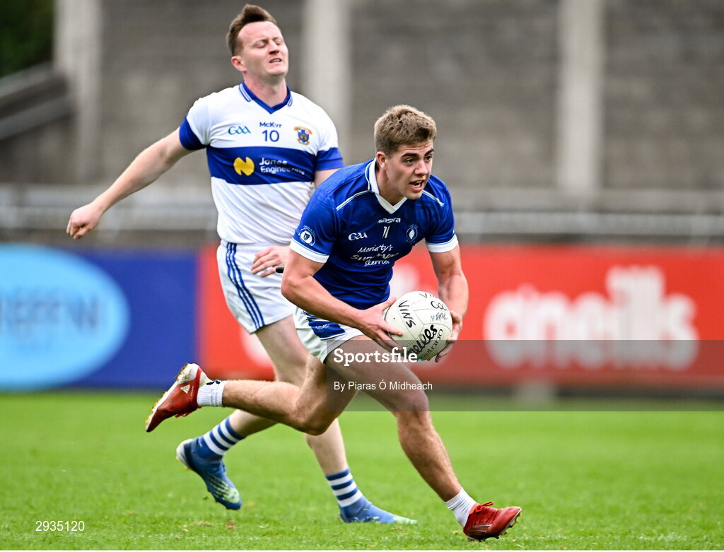 8 September 2024; Greg McEneaney of Skerries Harps gets away from Albert Martin of St Vincent's during the Dublin County Senior 1 Club Football Championship Group 4 match between Skerries Harps and St Vincent's at Parnell Park in Dublin. Photo by Piaras Ó Mídheach/Sportsfile