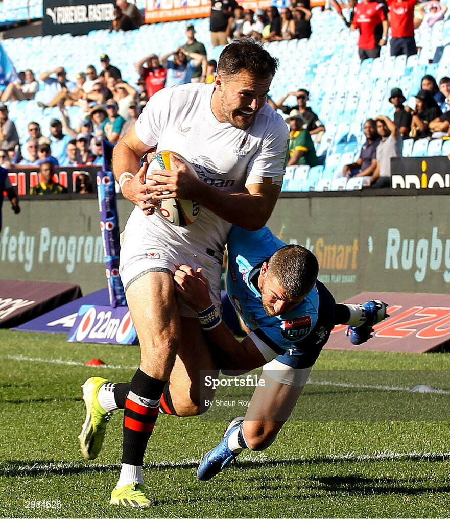 5 October 2024; Jacob Stockdale of Ulster gets past Willie le Roux of Vodacom Bulls attempted tackle to score a try during the United Rugby Championship match between Vodacom Bulls and Ulster at Loftus Versfeld Stadium in Pretoria, South Africa. Photo by Shaun Roy/Sportsfile