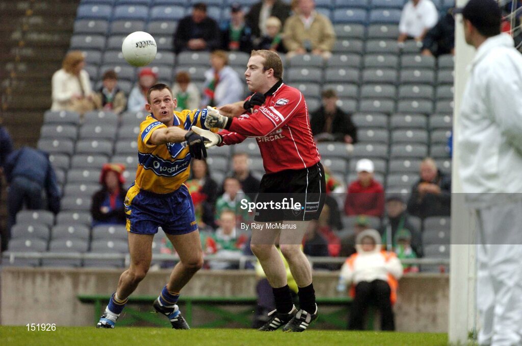 22 August 2004; Odran O'Dwyer, Clare, blocks the attempted clearance by Sligo goalkeeper James Curran before punching the ball into the net to to score a goal. Tommy Murphy Cup Final, Clare v Sligo, Croke Park, Dublin. Picture credit; Ray McManus / SPORTSFILE