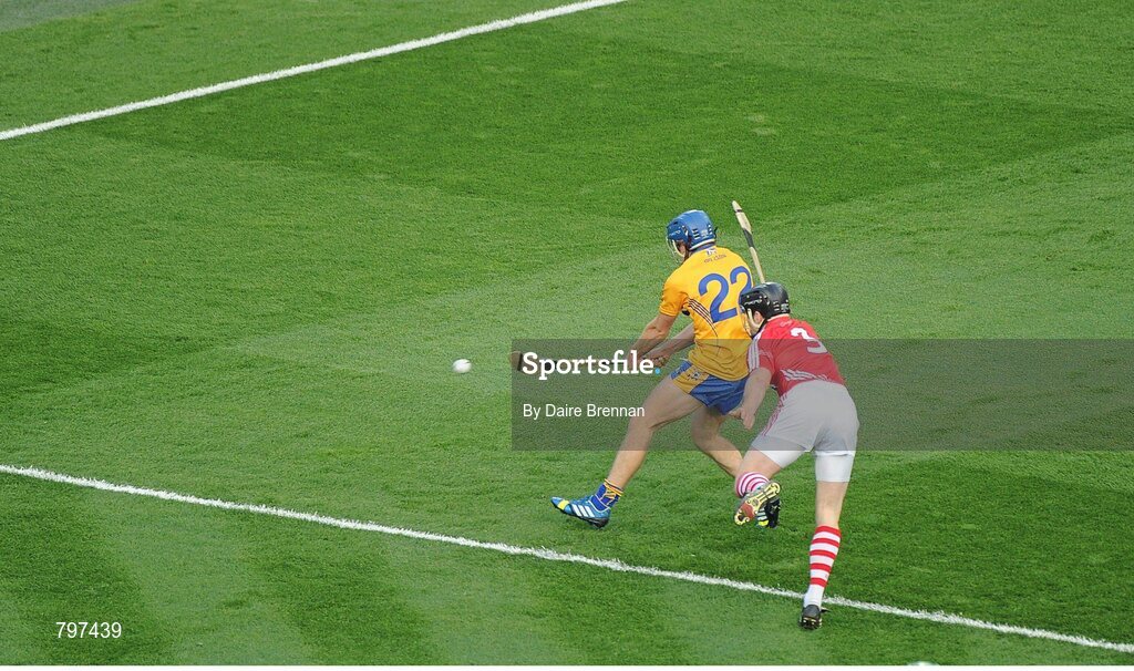 28 September 2013; Shane O'Donnell, Clare, scores his side's first goal. GAA Hurling All-Ireland Senior Championship Final Replay, Cork v Clare, Croke Park, Dublin. Picture credit: Daire Brennan / SPORTSFILE