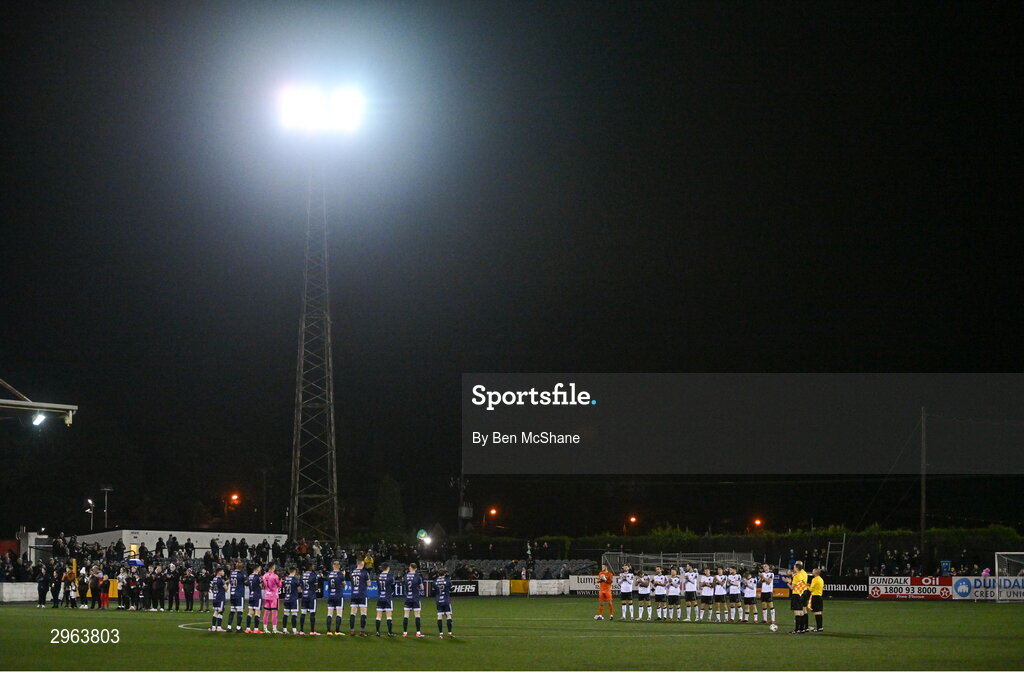 18 October 2024; Players and officials stand for a moment of applause in remeberace of the late Dundalk supporter Mark "Maxi" Kavanagh before the SSE Airtricity Men's Premier Division match between Dundalk and Derry City at Oriel Park in Dundalk, Louth. Photo by Ben McShane/Sportsfile