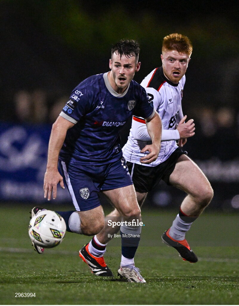 18 October 2024; Danny Mullen of Derry City in action against Aodh Dervin of Dundalk during the SSE Airtricity Men's Premier Division match between Dundalk and Derry City at Oriel Park in Dundalk, Louth. Photo by Ben McShane/Sportsfile