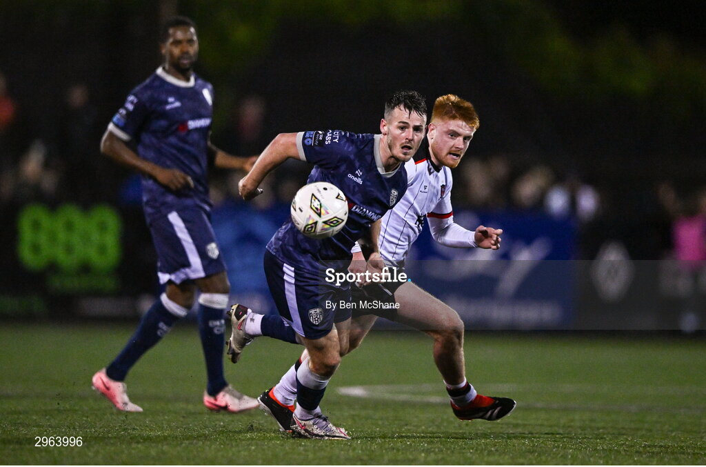 18 October 2024; Danny Mullen of Derry City in action against Aodh Dervin of Dundalk during the SSE Airtricity Men's Premier Division match between Dundalk and Derry City at Oriel Park in Dundalk, Louth. Photo by Ben McShane/Sportsfile