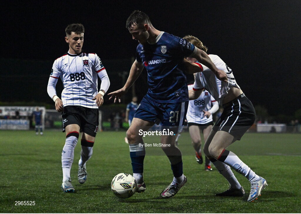 18 October 2024; Danny Mullen of Derry City in action against Ryan O'Kane, left, and Norman Garbett of Dundalk during the SSE Airtricity Men's Premier Division match between Dundalk and Derry City at Oriel Park in Dundalk, Louth. Photo by Ben McShane/Sportsfile