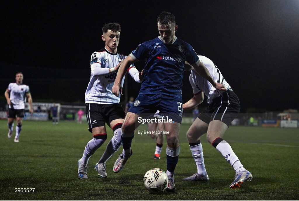 18 October 2024; Danny Mullen of Derry City in action against Ryan O'Kane, left, and Norman Garbett of Dundalk during the SSE Airtricity Men's Premier Division match between Dundalk and Derry City at Oriel Park in Dundalk, Louth. Photo by Ben McShane/Sportsfile