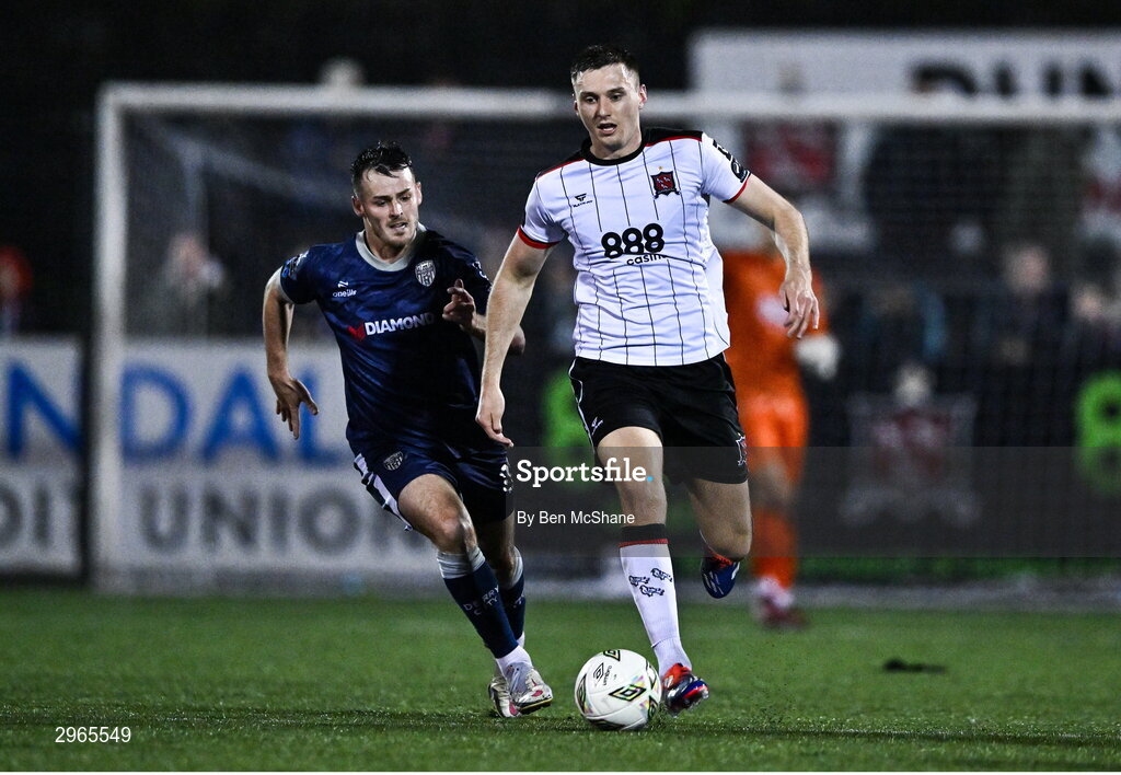 18 October 2024; Hayden Cann of Dundalk and Danny Mullen of Derry City during the SSE Airtricity Men's Premier Division match between Dundalk and Derry City at Oriel Park in Dundalk, Louth. Photo by Ben McShane/Sportsfile