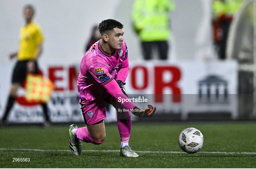 18 October 2024; Derry City goalkeeper Brian Maher during the SSE Airtricity Men's Premier Division match between Dundalk and Derry City at Oriel Park in Dundalk, Louth. Photo by Ben McShane/Sportsfile