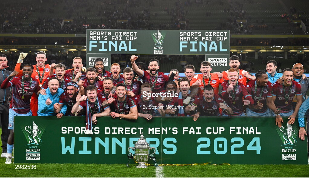 10 November 2024; The Drogheda United team celebrate with the cup after the Sports Direct Men's FAI Cup Final match between Drogheda United and Derry City at the Aviva Stadium in Dublin. Photo by Stephen McCarthy/Sportsfile