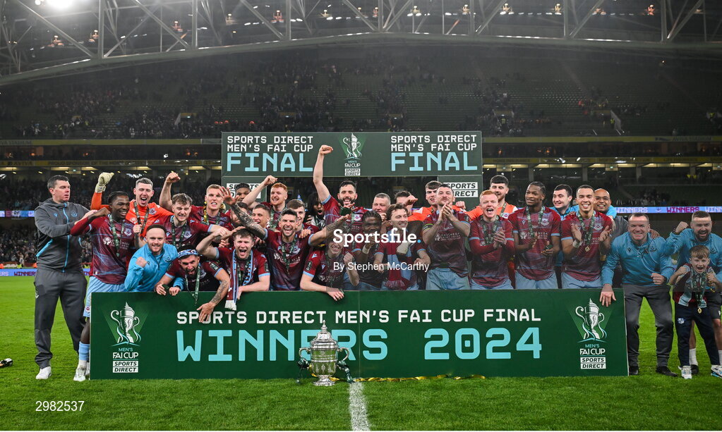 10 November 2024; The Drogheda United team celebrate with the cup after the Sports Direct Men's FAI Cup Final match between Drogheda United and Derry City at the Aviva Stadium in Dublin. Photo by Stephen McCarthy/Sportsfile