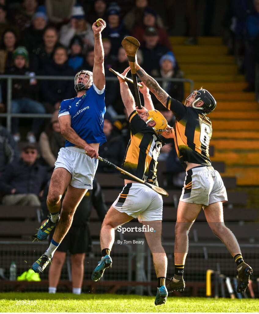 17 November 2024; Brian Staunton of Thomastown claims a high ball ahead of David Fennell, left, and Jack Murphy of Castletown Geoghegan during the AIB Leinster GAA Senior Club Hurling Championship quarter-final match between Castletown Geoghegan and Thomastown at TEG Cusack Park in Mullingar, Westmeath. Photo by Tom Beary/Sportsfile