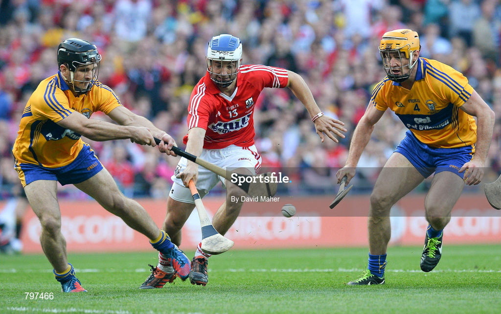 28 September 2013; Domhnall O'Donovan, left, and Cian Dillon, Clare, in action against Conor Lehane, Cork. GAA Hurling All-Ireland Senior Championship Final Replay, Cork v Clare, Croke Park, Dublin. Picture credit: David Maher / SPORTSFILE