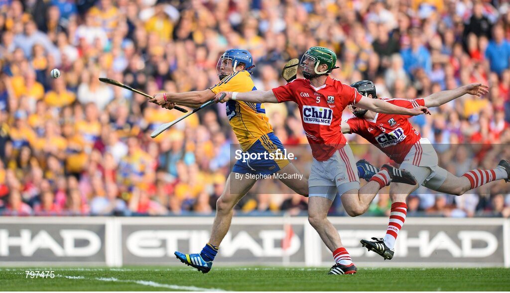 28 September 2013; Shane O'Donnell, Clare, shoots to score his side's third goal despite the efforts of Brian Murphy and Shane O'Neill, right, Cork. GAA Hurling All-Ireland Senior Championship Final Replay, Cork v Clare, Croke Park, Dublin. Picture credit: Stephen McCarthy / SPORTSFILE