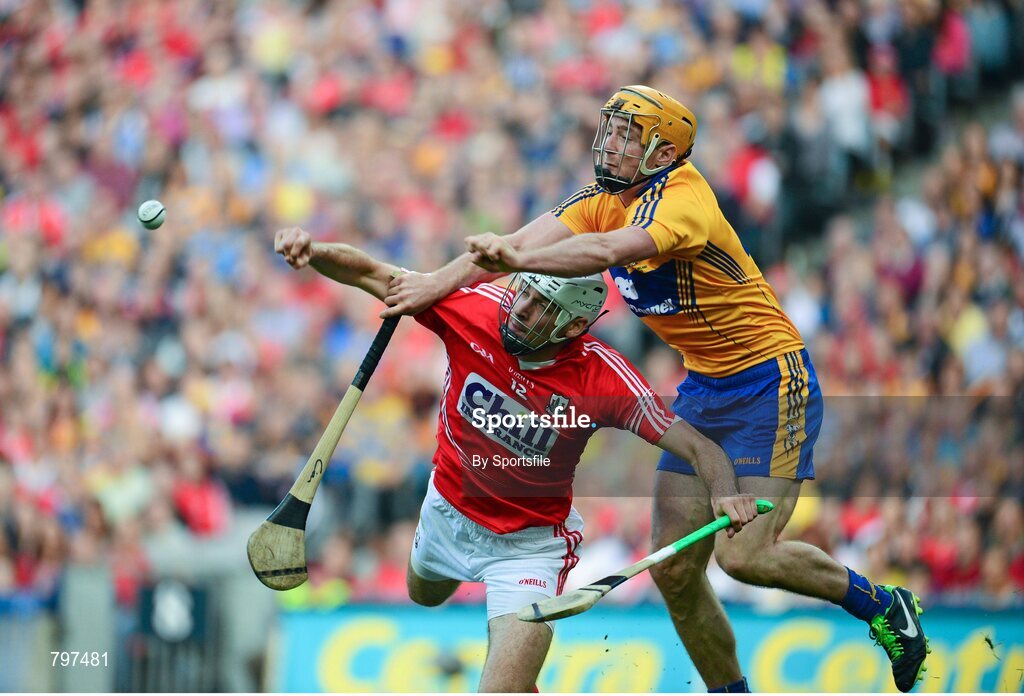 28 September 2013; Cian Dillon, Clare, in action against Pa Cronin, Cork. GAA Hurling All-Ireland Senior Championship Final Replay, Cork v Clare, Croke Park, Dublin. Photo by Sportsfile