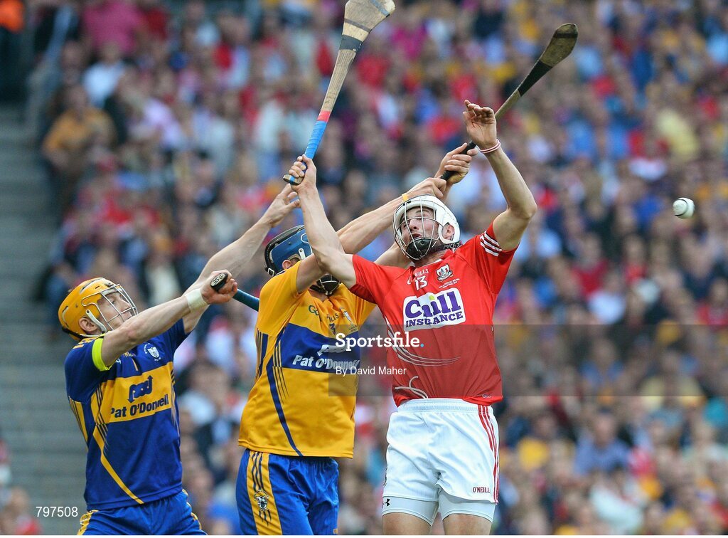 28 September 2013; Luke O'Farrell, Cork, in action against Patrick Kelly, left, and David McInerney, Clare. GAA Hurling All-Ireland Senior Championship Final Replay, Cork v Clare, Croke Park, Dublin. Picture credit: David Maher / SPORTSFILE