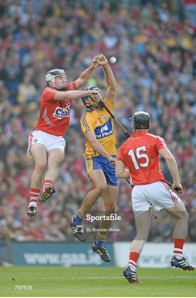 28 September 2013; Cian McCarthy, Cork, contests a dropping ball with Brendan Bugler, Clare. GAA Hurling All-Ireland Senior Championship Final Replay, Cork v Clare, Croke Park, Dublin. Picture credit: Brendan Moran / SPORTSFILE