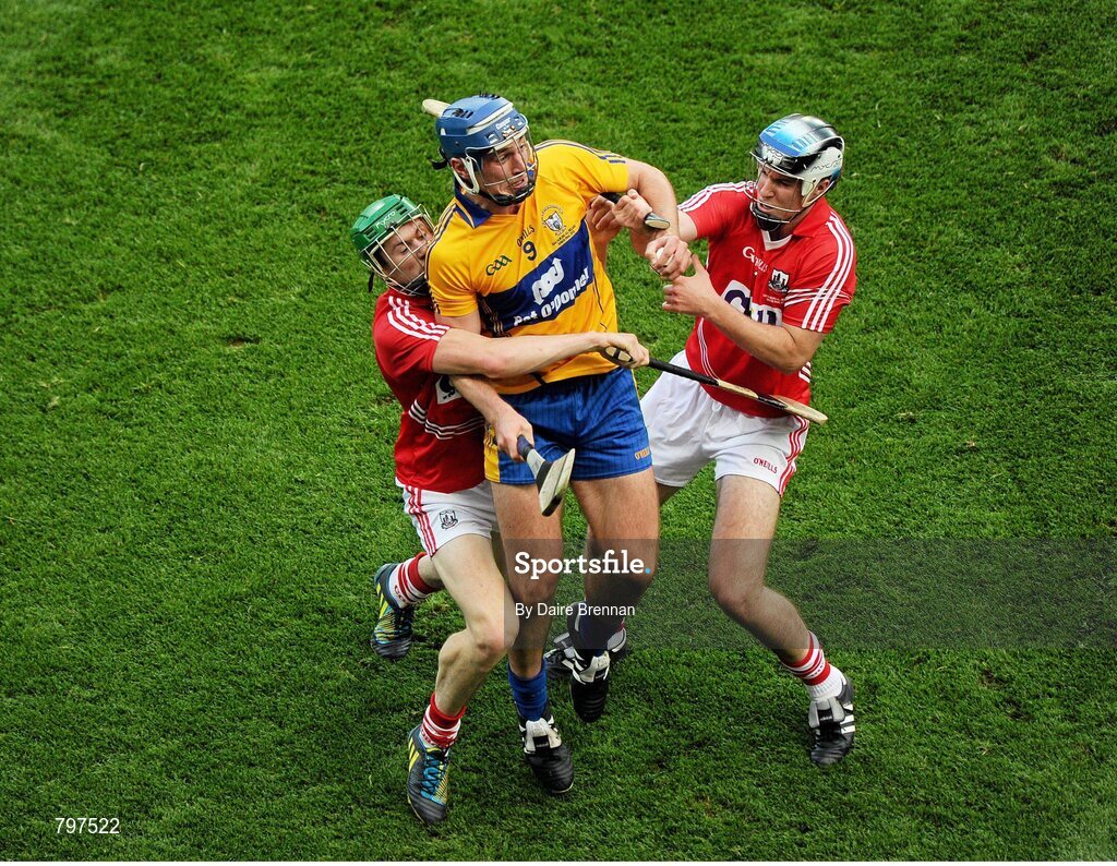 28 September 2013; Conor Ryan, Clare, in action against Séamus Harnedy, left, and Cian McCarthy, Cork. GAA Hurling All-Ireland Senior Championship Final Replay, Cork v Clare, Croke Park, Dublin. Picture credit: Daire Brennan / SPORTSFILE