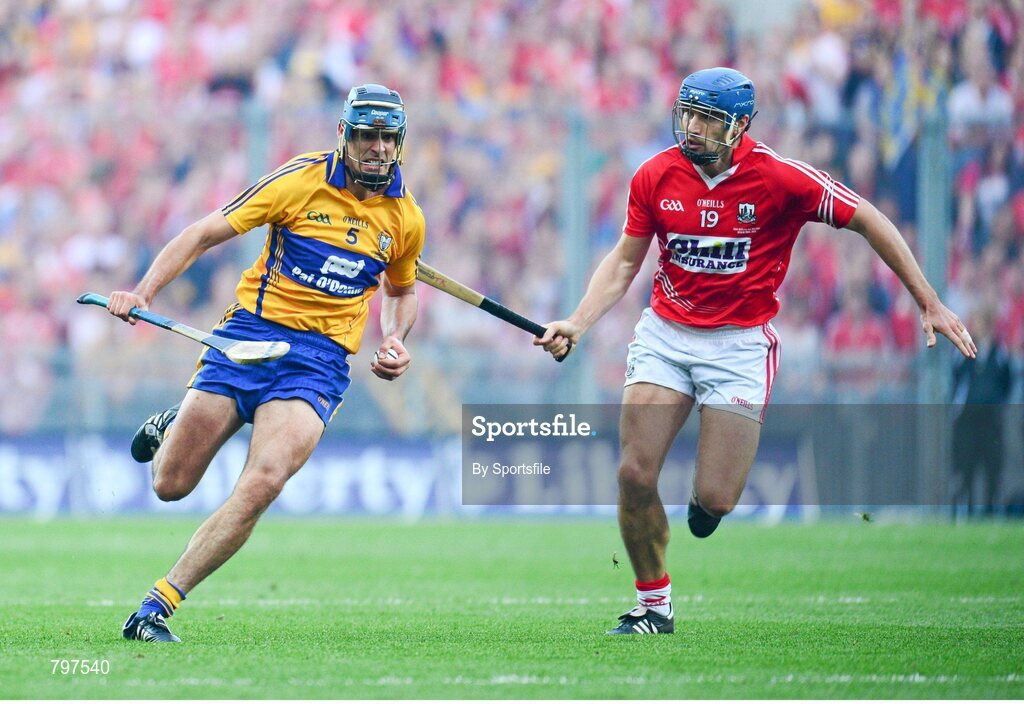 28 September 2013; Brendan Bugler, Clare, in action against Tom Kenny, Cork. GAA Hurling All-Ireland Senior Championship Final Replay, Cork v Clare, Croke Park, Dublin. Photo by Sportsfile