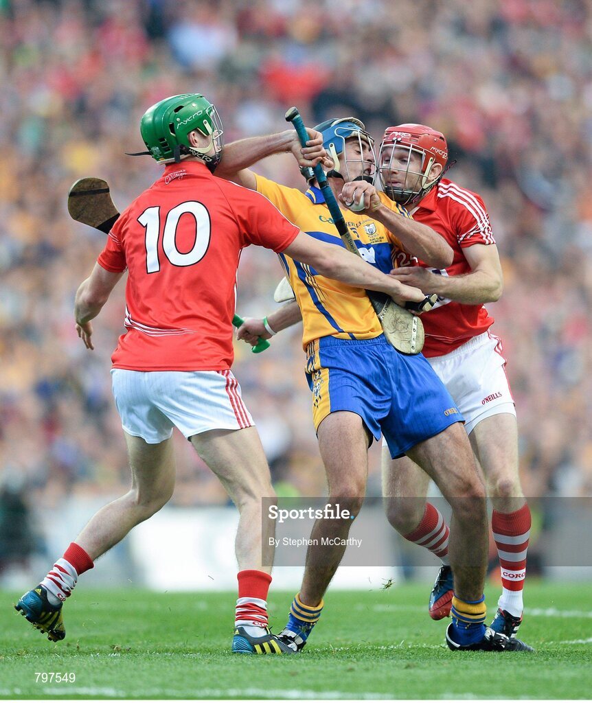 28 September 2013; Brendan Bugler, Clare, in action against Seamus Harnedy, left, and Stephen Moylan, Cork. GAA Hurling All-Ireland Senior Championship Final Replay, Cork v Clare, Croke Park, Dublin. Picture credit: Stephen McCarthy / SPORTSFILE