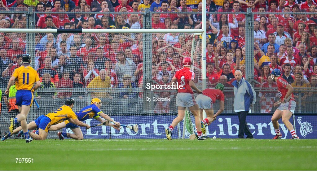 28 September 2013; Seamus Harnedy, Cork, shoots to score his side's second goal. GAA Hurling All-Ireland Senior Championship Final Replay, Cork v Clare, Croke Park, Dublin. Photo by Sportsfile