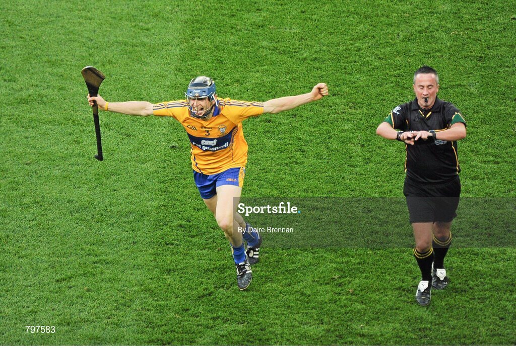 28 September 2013; David McInerney, Clare, celebrates as referee James McGrath, right, blows the full time whistle. GAA Hurling All-Ireland Senior Championship Final Replay, Cork v Clare, Croke Park, Dublin. Picture credit: Daire Brennan / SPORTSFILE