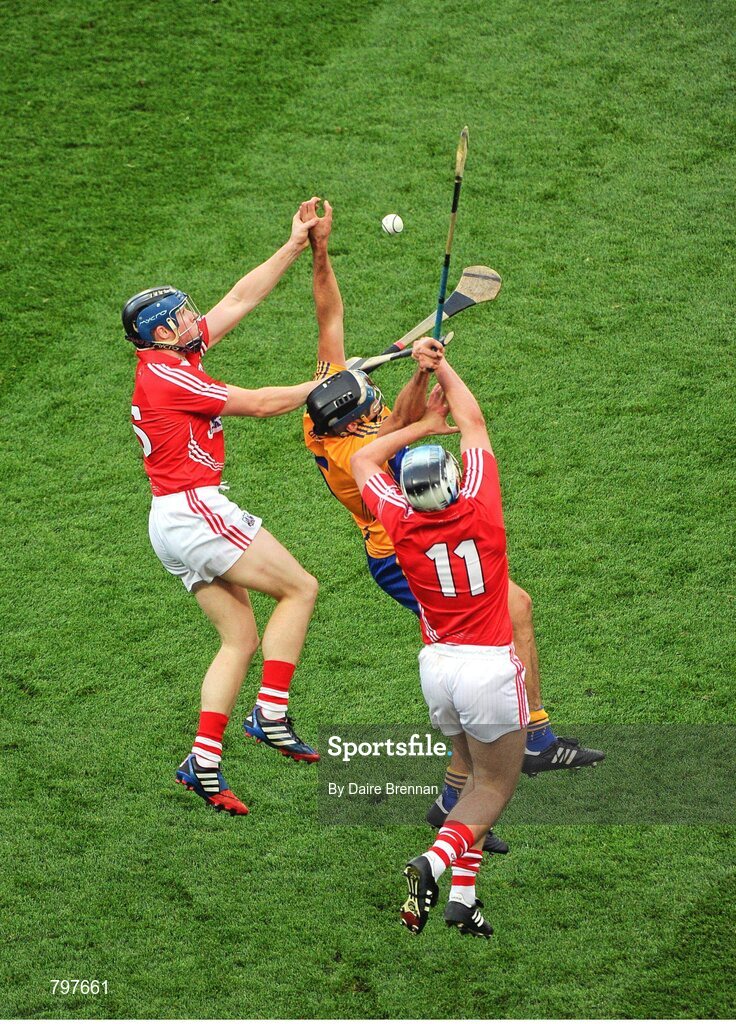 28 September 2013; Brendan Bugler, Clare, in action against Conor Lehane, left, and Cian McCarthy, Cork. GAA Hurling All-Ireland Senior Championship Final Replay, Cork v Clare, Croke Park, Dublin. Picture credit: Daire Brennan / SPORTSFILE