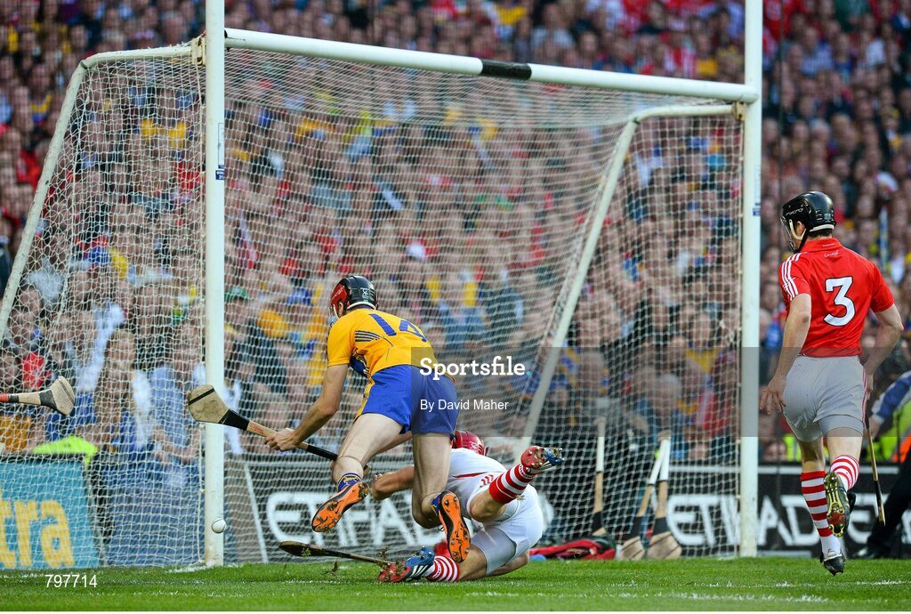 28 September 2013; Darach Honan, Clare, beats Cork goalkeeper Anthony Nash to score his side's fifth goal. GAA Hurling All-Ireland Senior Championship Final Replay, Cork v Clare, Croke Park, Dublin. Picture credit: David Maher / SPORTSFILE