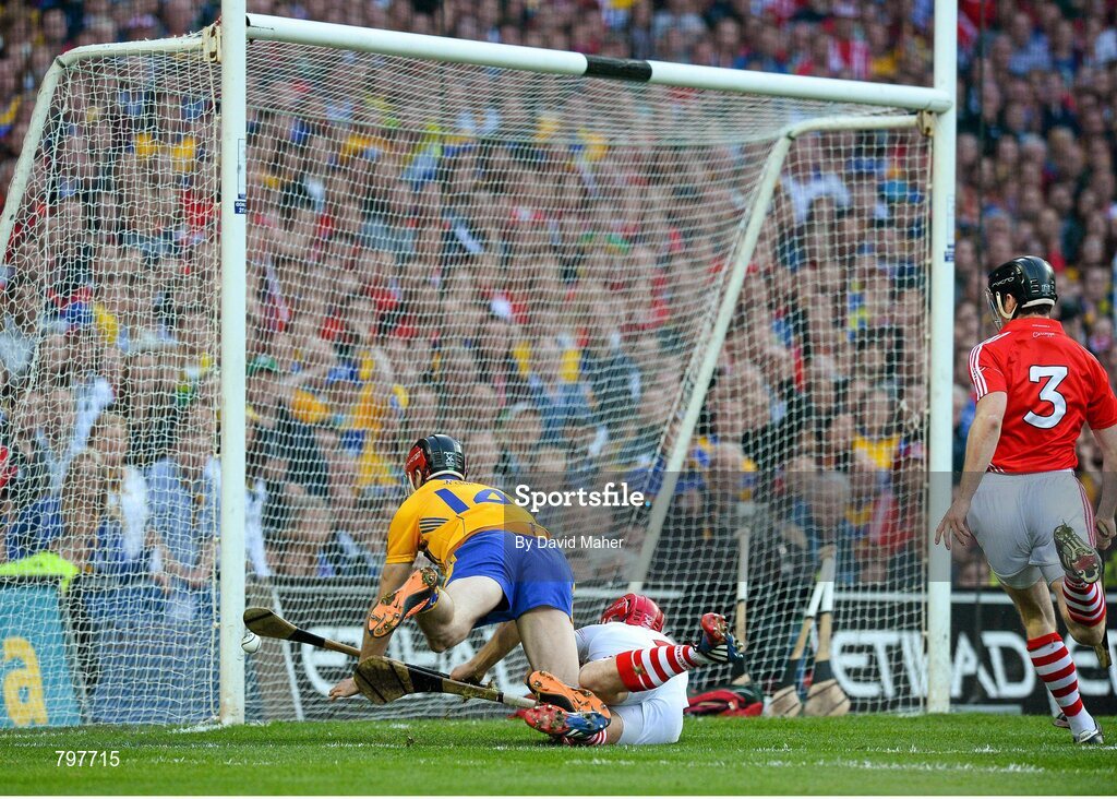 28 September 2013; Darach Honan, Clare, beats Cork goalkeeper Anthony Nash to score his side's fifth goal. GAA Hurling All-Ireland Senior Championship Final Replay, Cork v Clare, Croke Park, Dublin. Picture credit: David Maher / SPORTSFILE