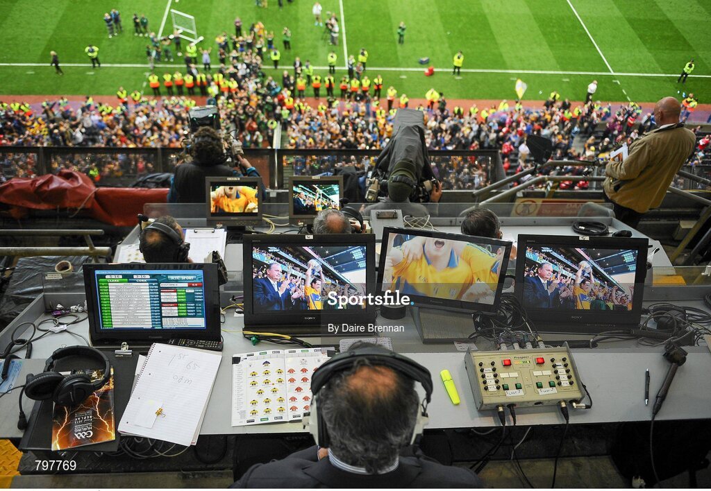 28 September 2013; RTÉ commentator Ger Canning watches Clare captain Patrick Donnellan left the Liam MacCarthy cup. GAA Hurling All-Ireland Senior Championship Final Replay, Cork v Clare, Croke Park, Dublin. Picture credit: Daire Brennan / SPORTSFILE