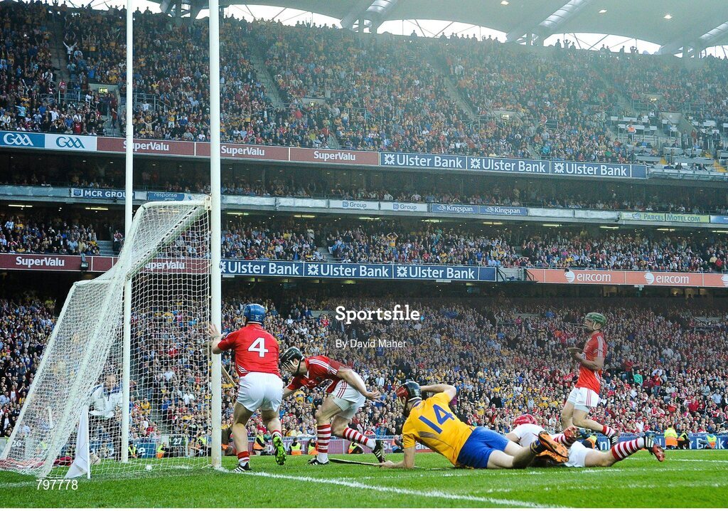 28 September 2013; Darach Honan, Clare, beats Cork goalkeeper Anthony Nash to score his side's fifth goal. GAA Hurling All-Ireland Senior Championship Final Replay, Cork v Clare, Croke Park, Dublin. Picture credit: David Maher / SPORTSFILE