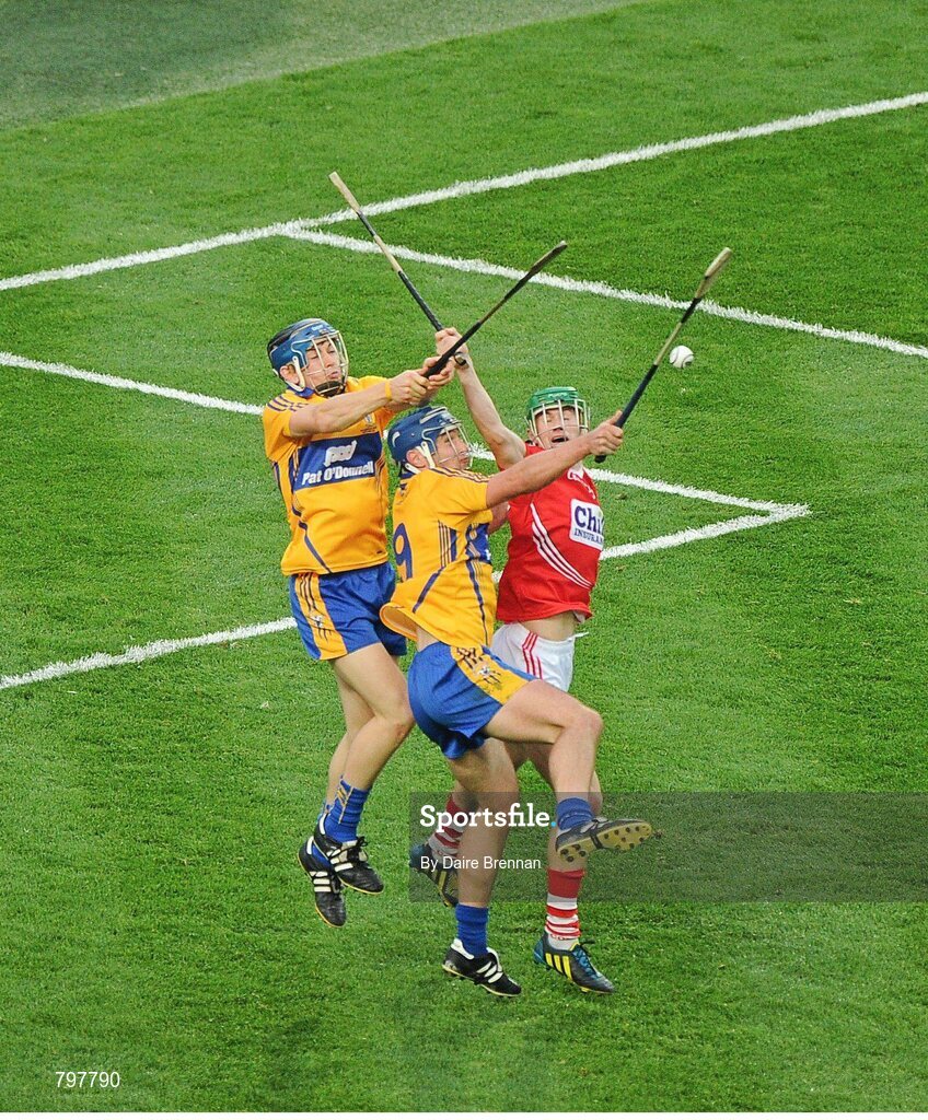 28 September 2013; David McInerney, left, and Conor Ryan, Clare, in action against Séamus Harnedy, Cork. GAA Hurling All-Ireland Senior Championship Final Replay, Cork v Clare, Croke Park, Dublin. Picture credit: Daire Brennan / SPORTSFILE