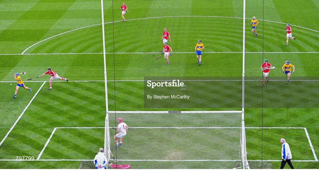 28 September 2013; Shane O'Donnell, Clare, shoots to score his side's first goal. GAA Hurling All-Ireland Senior Championship Final Replay, Cork v Clare, Croke Park, Dublin. Picture credit: Stephen McCarthy / SPORTSFILE