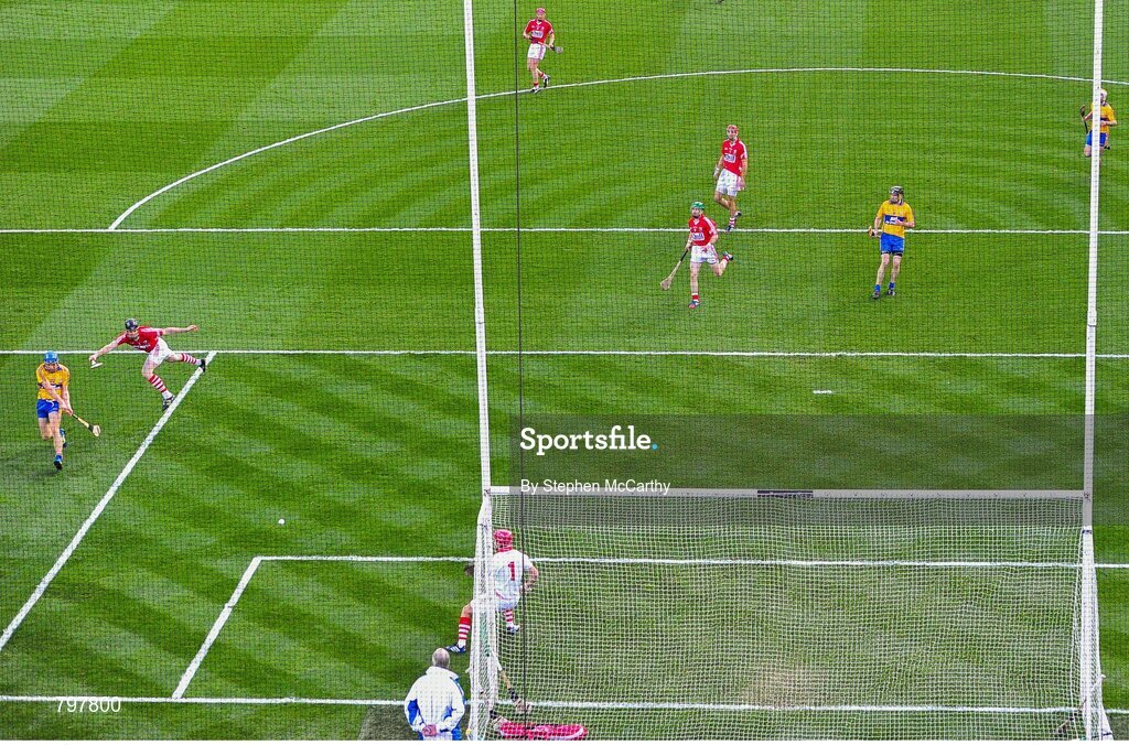 28 September 2013; Shane O'Donnell, Clare, shoots to score his side's first goal. GAA Hurling All-Ireland Senior Championship Final Replay, Cork v Clare, Croke Park, Dublin. Picture credit: Stephen McCarthy / SPORTSFILE