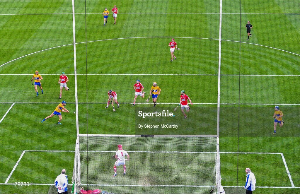 28 September 2013; Shane O'Donnell, Clare, shoots to score his side's second goal. GAA Hurling All-Ireland Senior Championship Final Replay, Cork v Clare, Croke Park, Dublin. Picture credit: Stephen McCarthy / SPORTSFILE