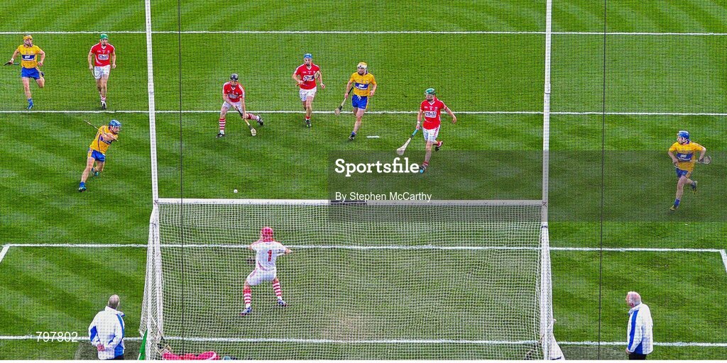 28 September 2013; Shane O'Donnell, Clare, shoots to score his side's second goal. GAA Hurling All-Ireland Senior Championship Final Replay, Cork v Clare, Croke Park, Dublin. Picture credit: Stephen McCarthy / SPORTSFILE