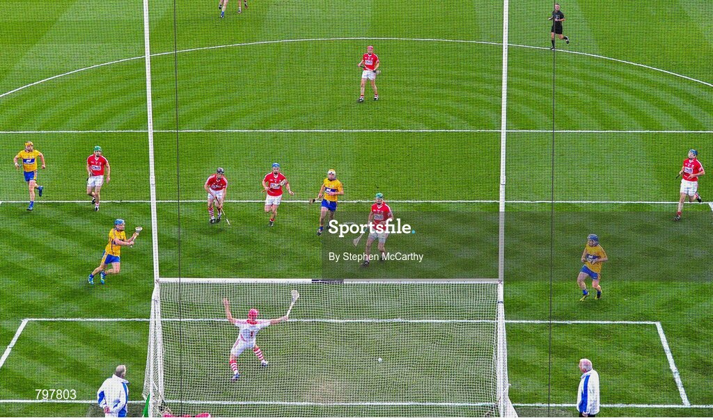 28 September 2013; Shane O'Donnell, Clare, shoots to score his side's second goal. GAA Hurling All-Ireland Senior Championship Final Replay, Cork v Clare, Croke Park, Dublin. Picture credit: Stephen McCarthy / SPORTSFILE
