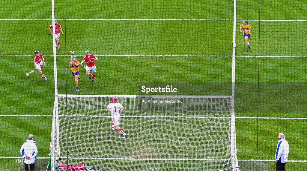 28 September 2013; Shane O'Donnell, Clare, shoots to score his side's third goal. GAA Hurling All-Ireland Senior Championship Final Replay, Cork v Clare, Croke Park, Dublin. Picture credit: Stephen McCarthy / SPORTSFILE