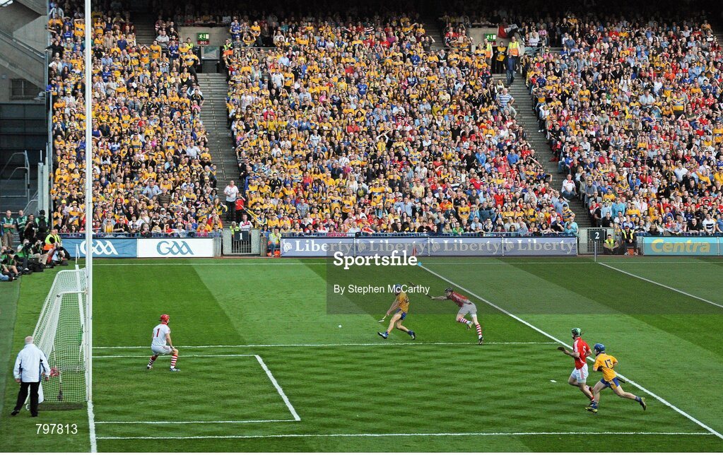 28 September 2013; Shane O'Donnell, Clare, shoots to score his side's first goal. GAA Hurling All-Ireland Senior Championship Final Replay, Cork v Clare, Croke Park, Dublin. Picture credit: Stephen McCarthy / SPORTSFILE