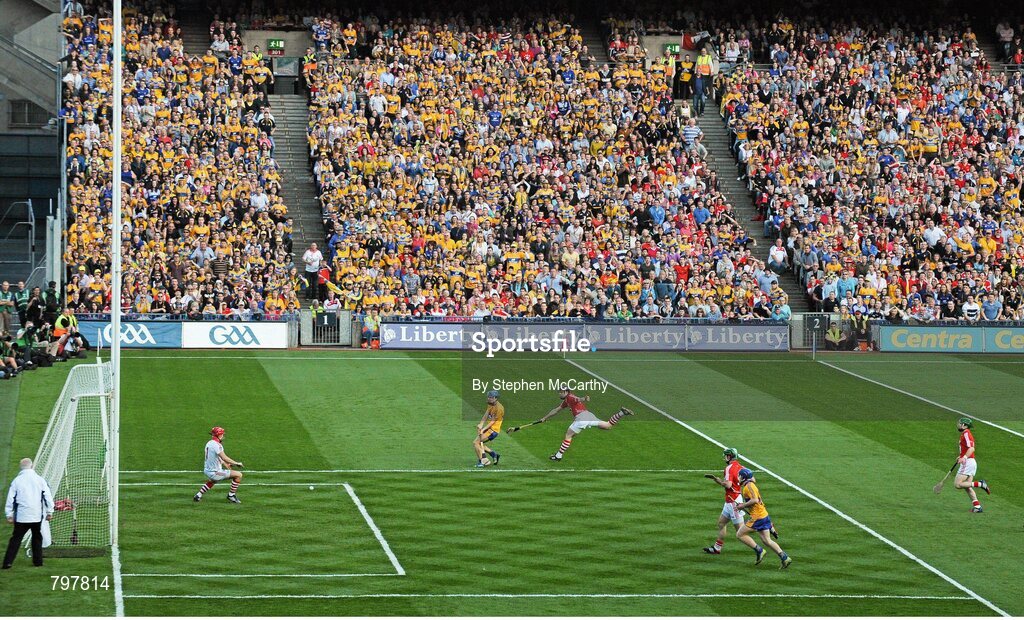 28 September 2013; Shane O'Donnell, Clare, shoots to score his side's first goal. GAA Hurling All-Ireland Senior Championship Final Replay, Cork v Clare, Croke Park, Dublin. Picture credit: Stephen McCarthy / SPORTSFILE